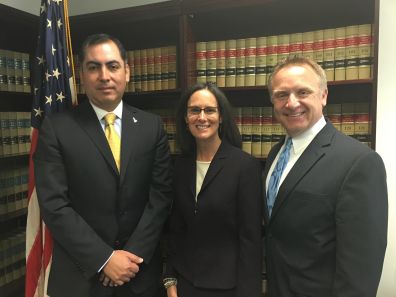 Con la Procuradora General del Estado de Illinois, Lisa Madigan, y el Presidente de la BBB de Chicago, Steve Bernas,